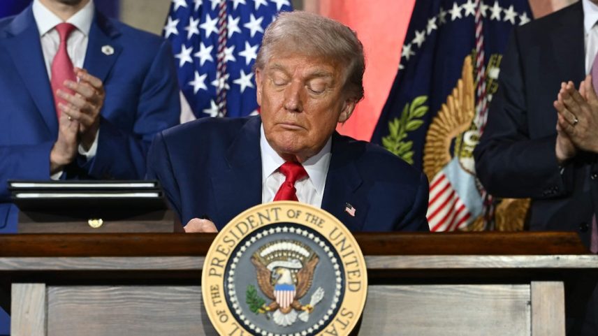 Empresários e alguns Estados questionam na Justiça a legalidade das tarifas determinadas por Trump (Foto: Andrew Caballero-Reynolds/AFP)