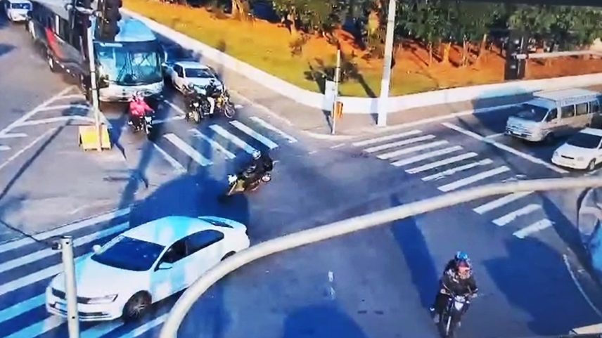 Câmeras registram movimentação de veículo (Virtus branco) do preso por suspeita de ataques aos ônibus na região metropolitana de São Paulo (Foto: Secretaria de Segurança Pública de São Paulo)