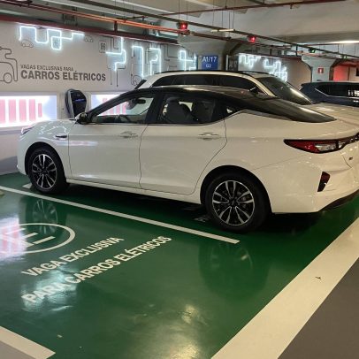 Nova norma exige instalação de chuveiros e exaustão para carregamento de elétricos