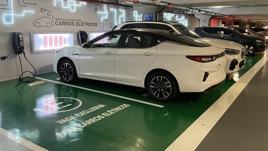 Carros elétricos sendo carregados em eletroposto instalado na garagem do Morumbi Shopping (SP) (Foto: Eduardo Sodré - 1.abr.22/Folhapress)