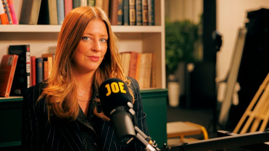 Ava Santina Evans, na redação de 'PoliticsJOE', meio britânico que busca tornar a informação política atraente para os jovens. (Foto: Manuel Vázquez)