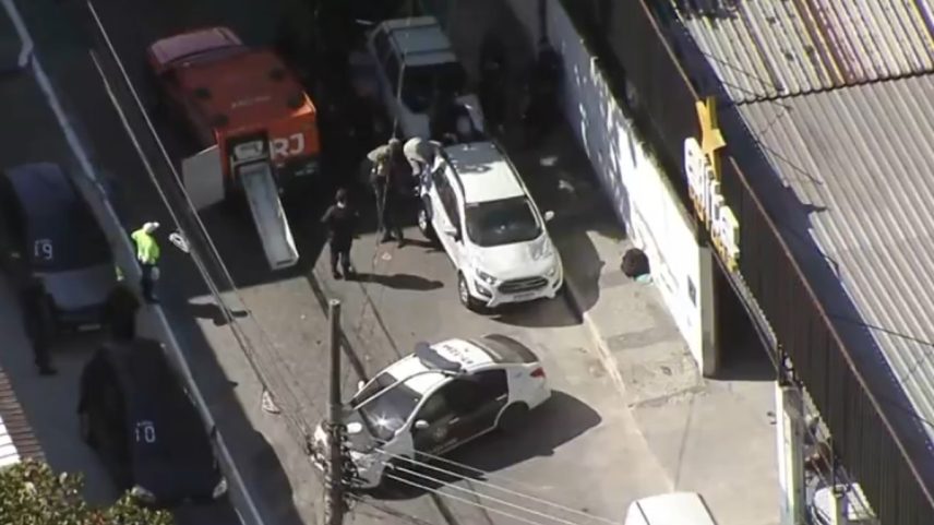 O local em que foi deixado o carro onde estava o corpo do PM (Foto: TV Globo/Reprodução)