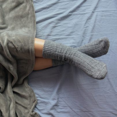 Dormir de meias pode melhorar seu sono, revela estudo da psicologia