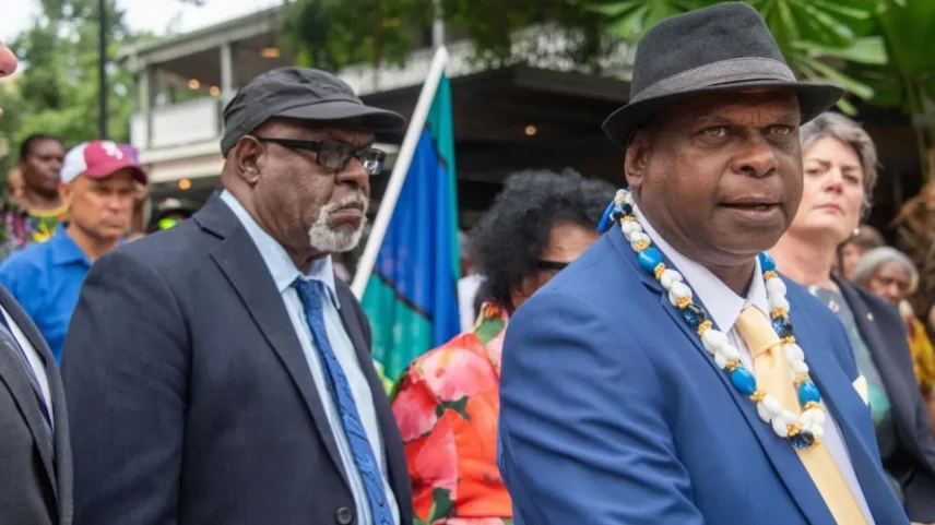 Pabai Pabai, à direita, e Paul Kabai, ambos anciãos das Ilhas Torres Strait, viajaram para Cairns para ouvir a decisão em seu caso contra o governo australiano (Foto: EPA)