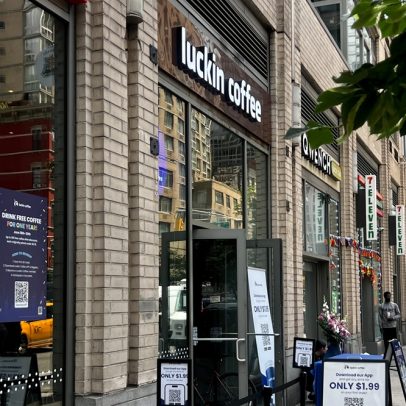 China responde à Starbucks com inauguração de unidades em Nova York