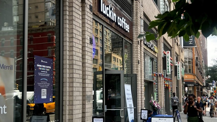 Nova unidade da Luckin Coffee em Nova York, em 30 de junho. (Foto: Micah Barkley/Bloomberg)