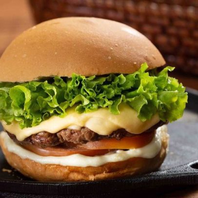 Aprenda a fazer um hambúrguer delicioso em casa com apenas seis ingredientes