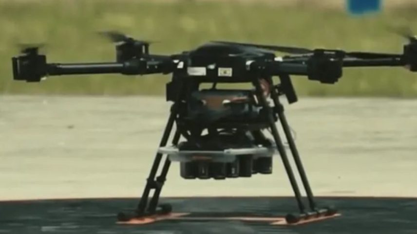 Drone adquirido por 363 mil reais pela prefeitura pode dispersar gás lacrimogênio, fumígenos, pimenta e outros agentes líquidos (Foto: Condor/Reprodução)