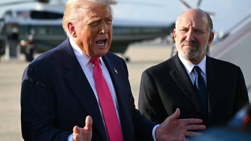 Donald Trump e Howard Lutnick, secretário do Comércio dos EUA, respondem a perguntas de repórteres nos EUA (Foto: Andrew Caballero-Reynolds - 15.jul.2025/AFP)