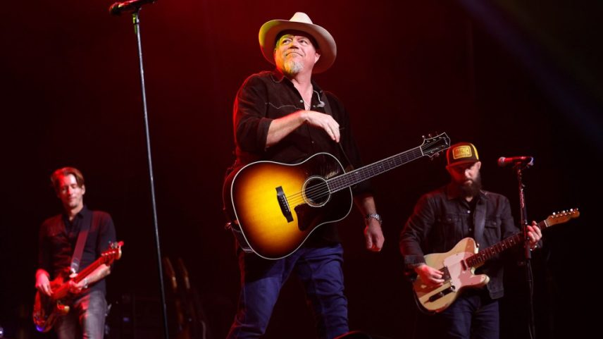 Cantor country Pat Green e sua esposa revelaram que quatro de seus familiares foram perdidos quando foram "levados" pelas enchentes no Texas. (Foto: Reprodução)