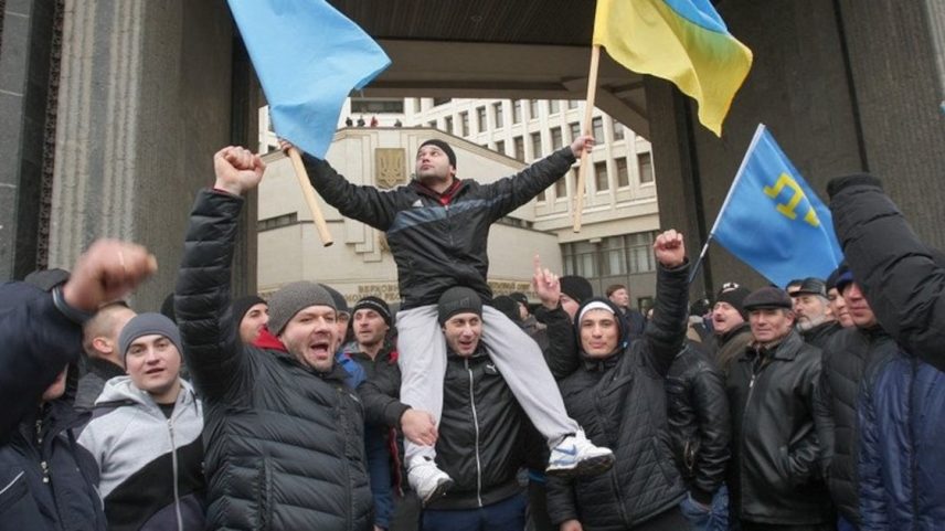 Protestos em 26 de fevereiro de 2014 em frente ao Parlamento da Crimeia contra a ocupação russa (Foto: Arquivo pessoal/Cedidas ao Estadão por Tamila Tasheva)