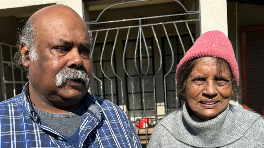 Mark Moodley (L) diz que a falta de um fornecimento de energia consistente colocou em risco a vida de sua mãe - Foto: Pumza Fihlani / BBC