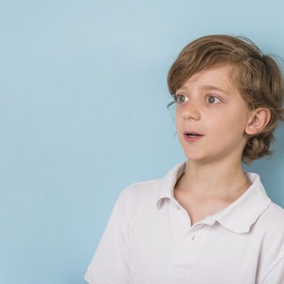 Seu filho fala sozinho? Entenda o que a psicologia diz sobre esse comportamento