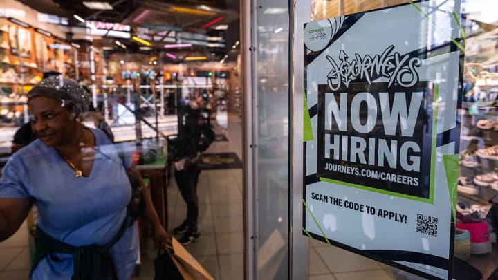 Steven Chechette (C) conversa com um recrutador no estande da KeySource na Mega JobNewsUSA South Florida Job Fair, realizada na Amerant Bank Arena em Sunrise, Florida, em 30 de abril de 2025. (Foto: Joe Raedle | Getty Images)