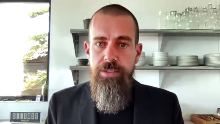 Jack Dorsey, CEO do Twitter, testemunha durante uma audiência remota por vídeo realizada por subcomitês da Comissão de Energia e Comércio da Câmara dos Representantes dos EUA sobre "O Papel das Mídias Sociais na Promoção do Extremismo e da Desinformação" em Washington, 25 de março de 2021. (Foto: CNBC)