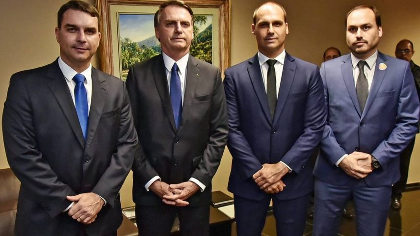 Deputado federal licenciado Eduardo Bolsonaro e o vereador Carlos Bolsonaro, em 2018 (Foto: Divulgação)
