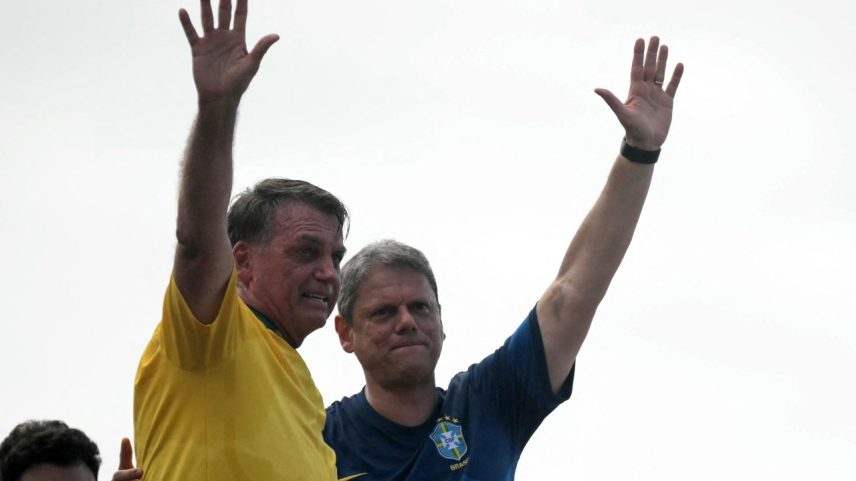 Jair Bolsonaro e Tarcísio de Freitas durante ato pró-anistia aos golpistas do 8 de Janeiro, em Copacabana - 16/03/2025 (Foto: Mauro PIMENTEL/AFP)