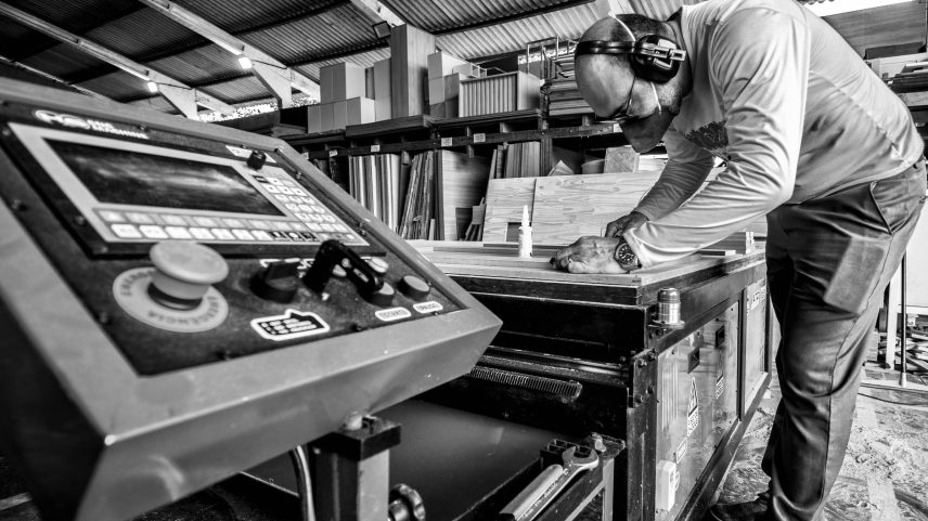 Detento trabalha em marcenaria na Secretaria de Administração Penitenciária do Maranhão (Foto: Albani Ramos - 11.jul.25/Folhapress)