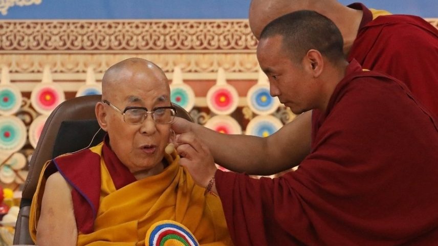 Líder espiritual tibetano, Dalai Lama, participa de uma cerimônia de oferenda de Oração de Longa Vida no Templo Tibetano Principal em McLeod Ganj, perto de Dharamsala (Foto: Sanjay BAID / AFP)