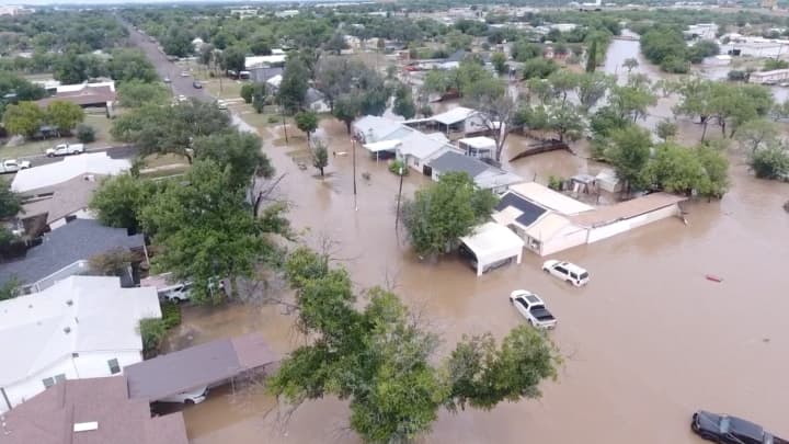 Uma vista de drone mostra casas inundadas, após chuvas torrenciais que desencadearam inundações repentinas ao longo do rio Guadalupe em San Angelo, Texas, em 4 de junho de 2025, nesta captura de tela obtida de um vídeo nas redes sociais. (Foto: Patrick Keely | Patrick Keely Via Reuters)