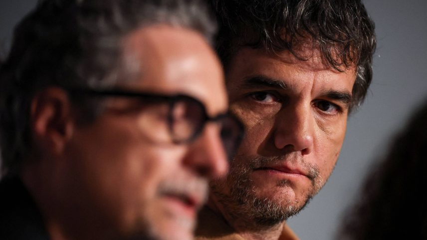 O diretor Kleber Mendonça Filho e o ator Wagner Moura participam de uma coletiva de imprensa do filme 'O Agente Secreto' durante o 78º Festival de Cinema de Cannes, em maio de 2025 (Foto: Sarah Meyssonnier/Reuters)