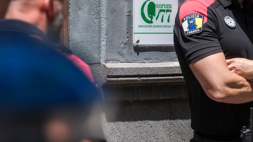 Agentes da Polícia Canaria registram por ordem judicial a sede em Las Palmas da associação Quorum Social 77, este quinta-feira. (Foto: Ángel Medina G. - EFE)