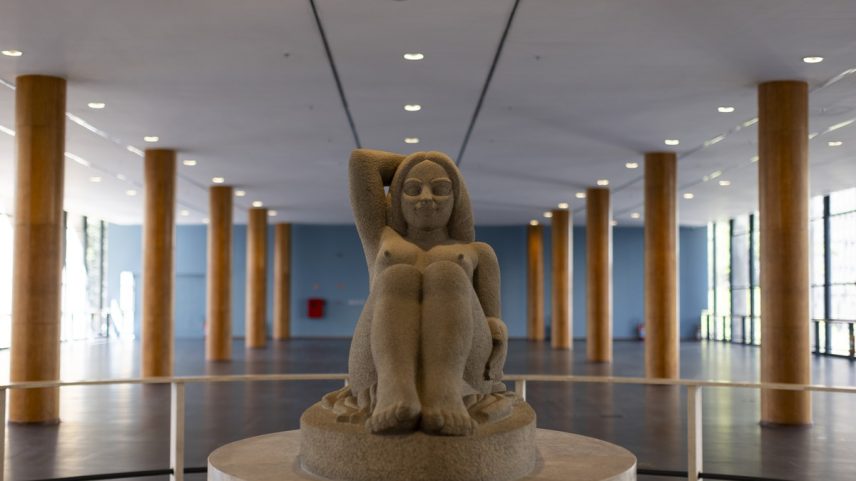 Mulher reclinada, obra de Celso Antônio, no mezanino do Capanema (Foto: Márcia Foletto)