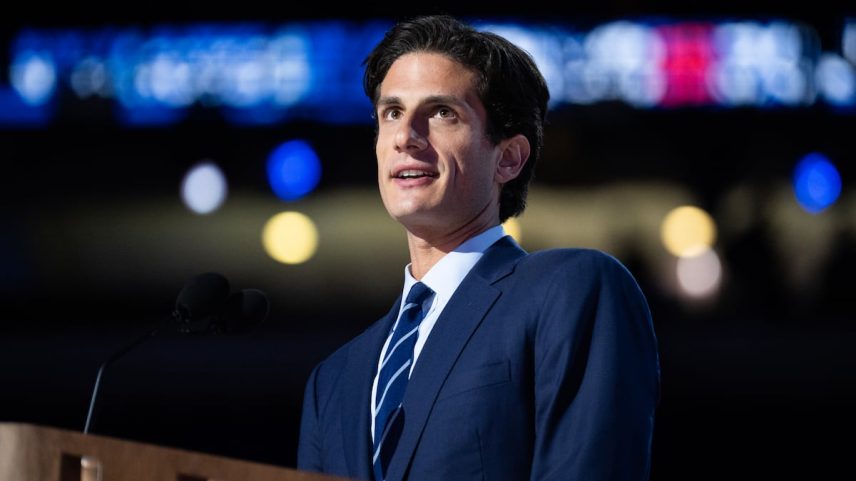 Jack Schlossberg, neto de John F. Kennedy, durante sua intervenção na convenção democrata realizada em Chicago, no dia 20 de agosto de 2024. (Foto: Tom Williams (CQ-Roll Call, Inc via Getty Images))