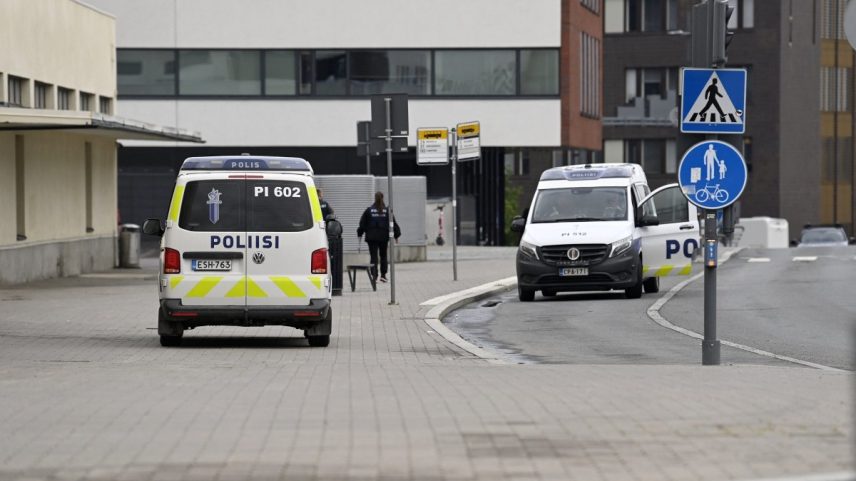 Veículos policiais são vistos do lado de fora do shopping Ratina, em Tampere, Finlândia, em 3 de julho de 2025 (Foto: Saara Peltola / LEHTIKUVA / AFP)