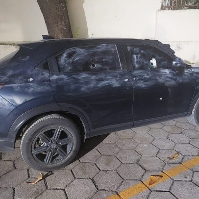 Carro adaptado para tiros revive cena de filme em ataque a bicheiro no Rio