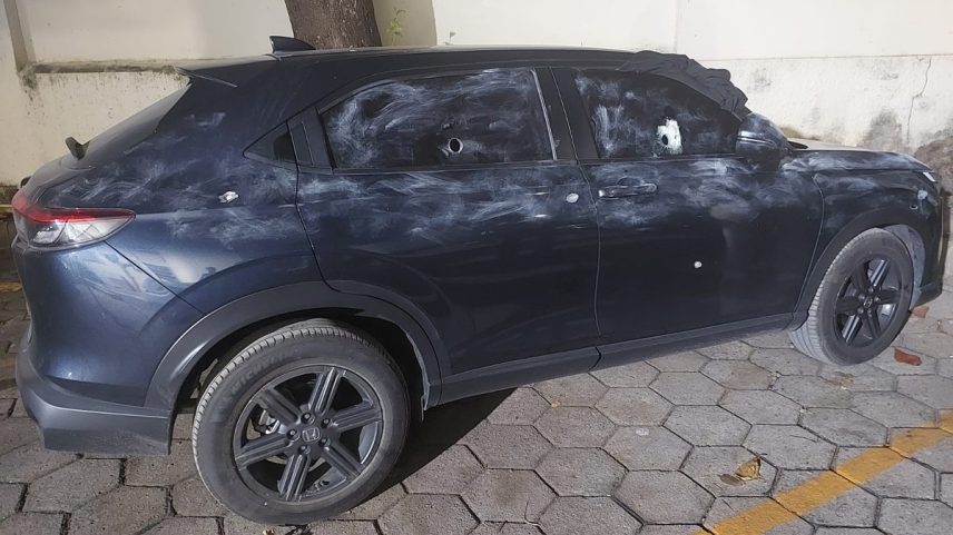 O carro usado no ataque a Vinícius Drumond tinha furos feitos de forma profissional para permitir que os canos das armas fossem encaixados para os disparos (Foto: Domingos Peixoto)