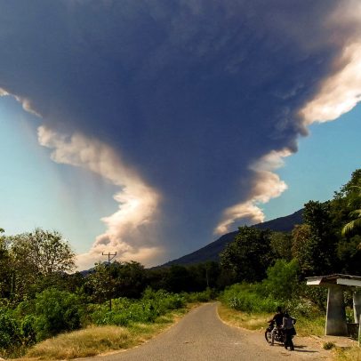 Vulcão Lewotobi Laki Laki na Indonésia lança cinzas a 17 quilômetros de altura