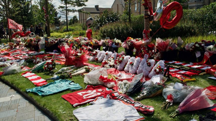 Homenagens ao português Diogo Jota em Anfield (Foto: Paul BARKER / AFP)