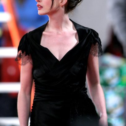 Vestidos icônicos de Anne Hathaway em "O Diabo Veste Prada retornam em 2025