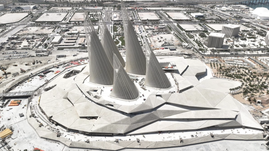 O design do museu é inspirado na asa de um falcão. (Foto: Zayad National Museum)