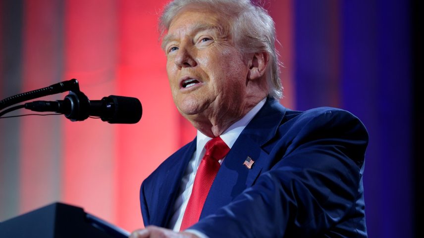 O presidente dos EUA, Donald Trump, discursa durante uma cúpula sobre IA em Washington (Foto: Chip Somodevilla/Getty Images via Bloomberg)