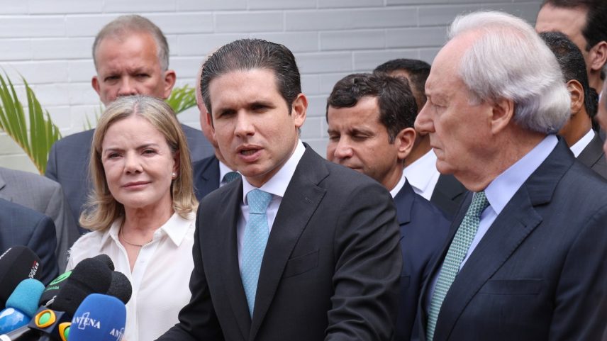Hugo Motta fala a jornalistas sobre a reunião com Gleisi Hoffmann (à esq.) e Ricardo Lewandowski para deputados conhecerem a PEC da segurança pública, em abril deste ano (Foto: Marina Ramos/Câmara dos Deputados)