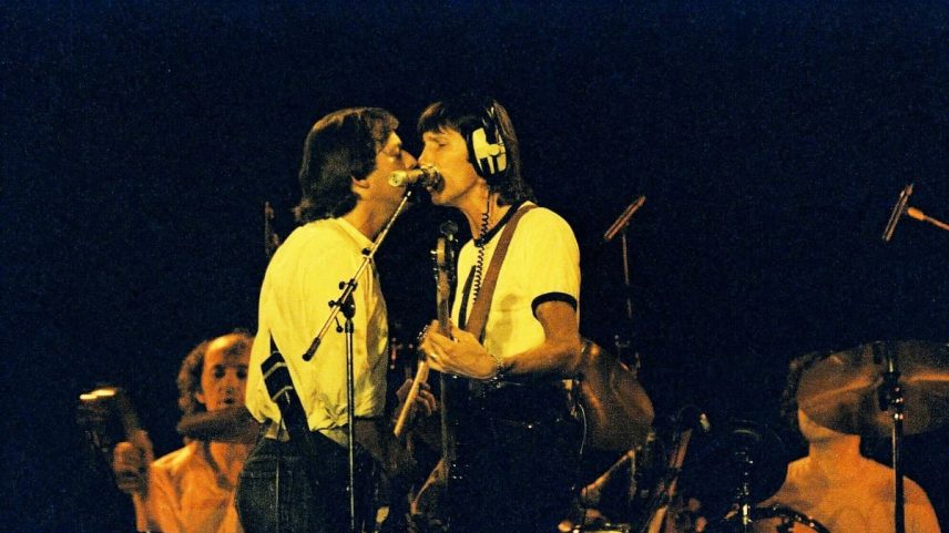 David Gilmour e Roger Waters do Pink Floyd se apresentam no palco do Earls Court Arena durante a turnê The Wall (Foto: Pete Still)
