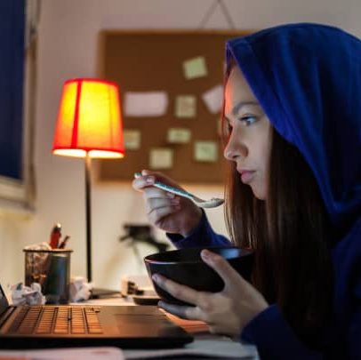 25% dos jovens americanos fazem todas as refeições sozinhos, revela especialista
