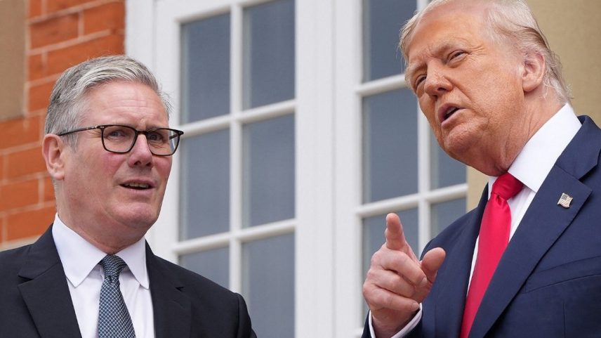 Donald Trump ao lado do premiê britânico, Keir Starmer. (Foto: Christopher Furlong / POOL / AFP)