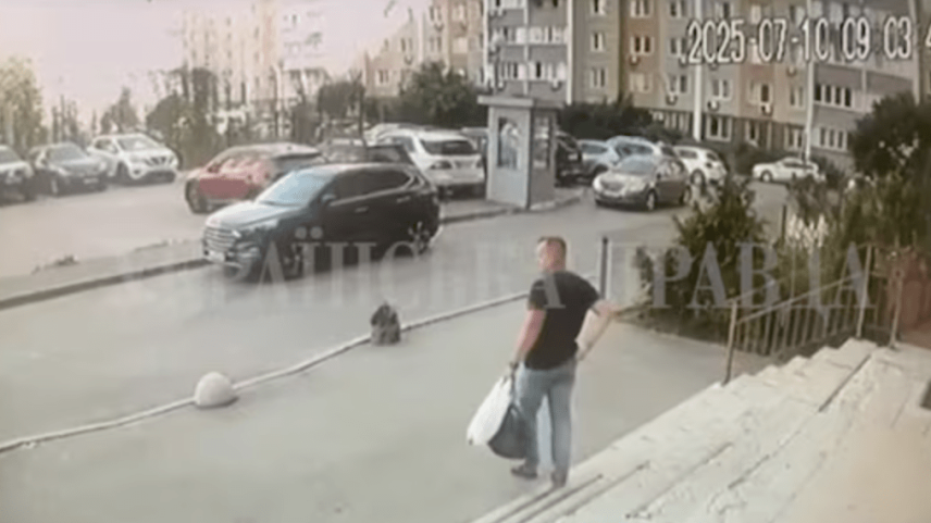 Imagens de câmeras de segurança mostram o oficial ucraniano Ivan Voronych caminhando em um estacionamento em Kiev momentos antes de ser assassinado. (Foto: X/Reprodução)