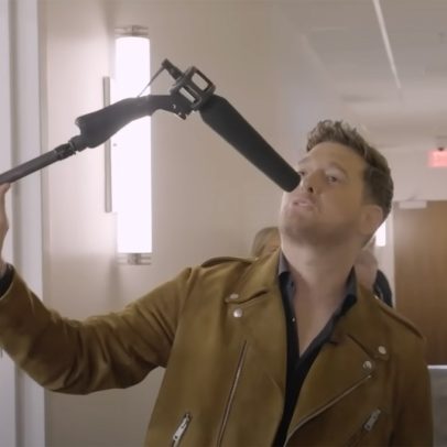 Michael Bublé exibe meias de Reba McEntire enquanto se prepara para ‘The Voice’