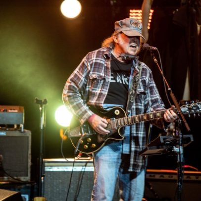 Neil Young apresenta versão rara de 'Ambulance Blues' com a banda Chrome Hearts