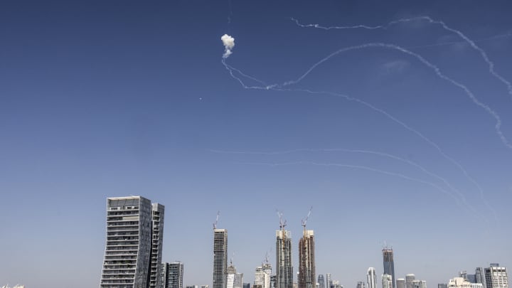 Um míssil é interceptado sobre Tel Aviv em 20 de junho de 2025, após o Irã disparar uma nova salva de mísseis. (Foto: John Wessels | Afp | Getty Images)