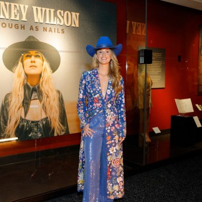 Lainey Wilson inaugura exposição no Hall da Fama da Música Country ‘Tough as Nails’