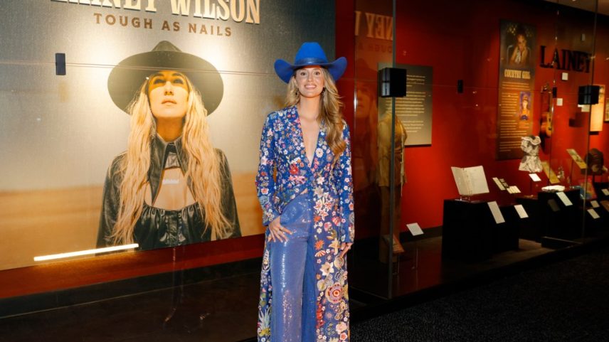 Lainey Wilson celebrou a abertura de sua nova exposição no Country Music Hall of Fame and Museum, 'Lainey Wilson: Tough as Nails' (Foto: Reprodução)