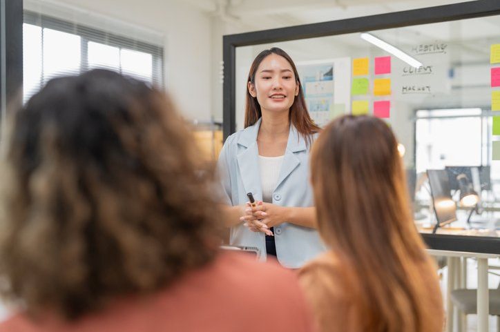 A liderança educadora não é uma teoria distante, é o caminho atual para construir organizações resilientes (Foto: whyframestudio/Getty Images)