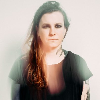 Cantora trans americana cancela turnê de 2025 após acusações de agressão à esposa