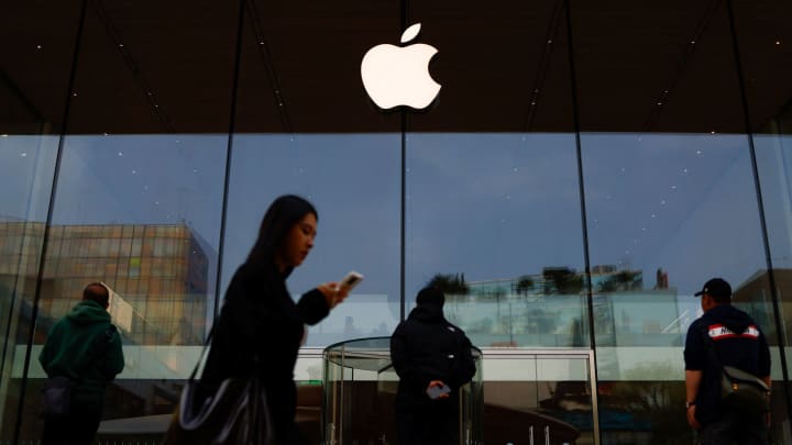 Pessoas estão em frente a uma loja da Apple em Pequim, China, em 9 de abril de 2025. (Foto: Tingshu Wang | Reuters)