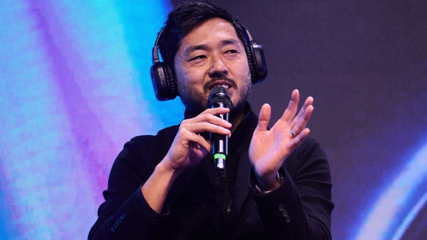 Cesar Hiraoka, diretor de marketing do Mercado Livre, durante o CMO Summit 2025, onde detalhou as apostas da marca em redes sociais, creators e cultura digital para engajar os jovens consumidores (Foto: Divulgação)
